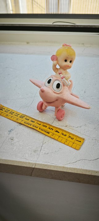 Statuetta bimba in resina con aeroplano
