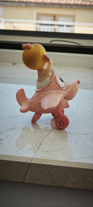 Statuetta bimba in resina con aeroplano