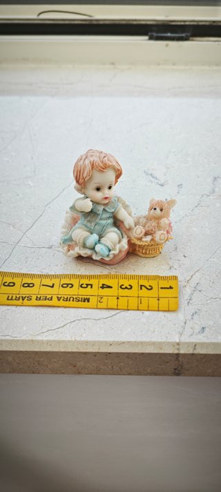 Statuetta bimbo con orsetto in resina
