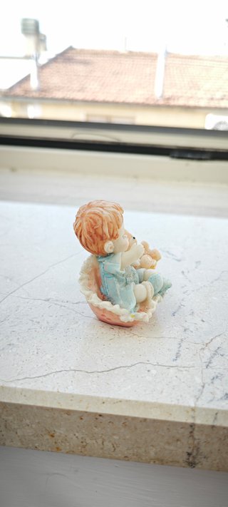 Statuetta bimbo con orsetto in resina