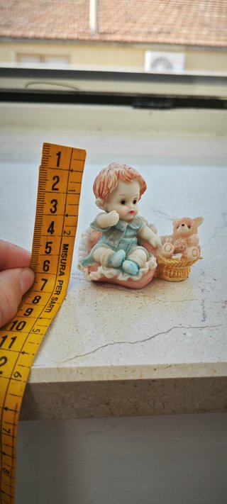 Statuetta bimbo con orsetto in resina