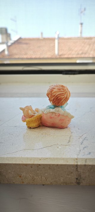 Statuetta bimbo con orsetto in resina