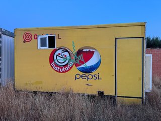 Caseta amarilla con logo Pepsi