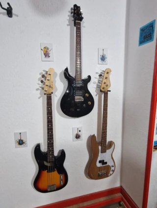 2 SOPORTES DE PARED PARA GUITARRA