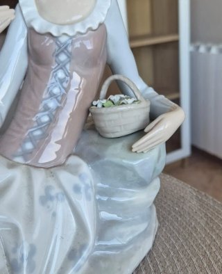 Figura Lladro Nao porcelana mujer cesta