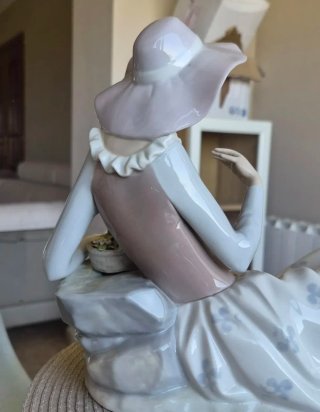 Figura Lladro Nao porcelana mujer cesta