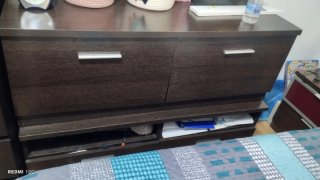 Mueble de madera marrón