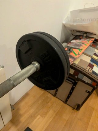 Banco, barra y mancuernas con discos
