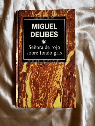 Libro Señora de rojo sobre fondo gris