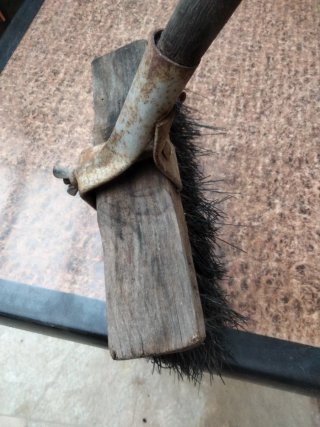 Escoba rústica de madera