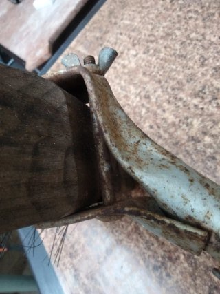 Escoba rústica de madera