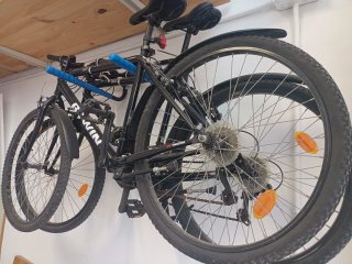 2 bicicletas negras marca BTWIN