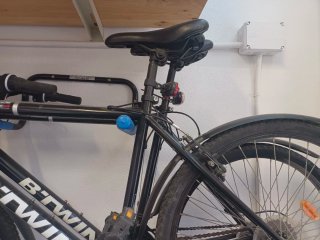 2 bicicletas negras marca BTWIN
