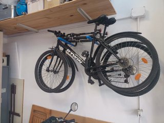 2 bicicletas negras marca BTWIN