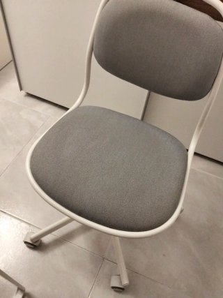 Silla de estudio gris y blanca