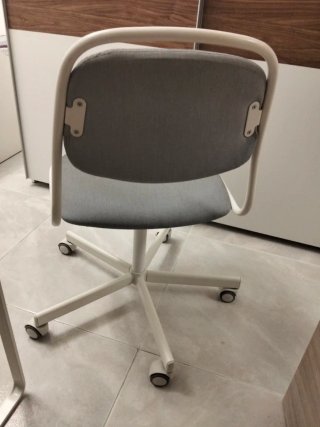 Silla de estudio gris y blanca