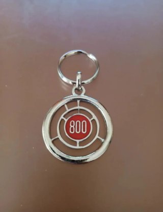 LLAVERO SEAT 800 DE METAL FONDO ROJO