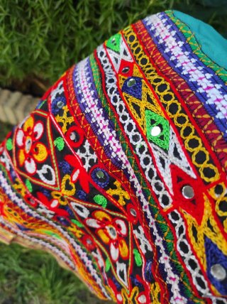 Falda larga turquesa con bordados