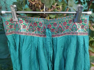 Falda larga turquesa con bordados