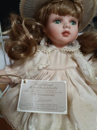 Muñeca de porcelana con columpio