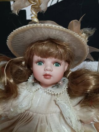 Muñeca de porcelana con columpio