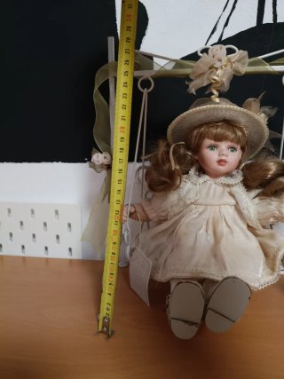 Muñeca de porcelana con columpio