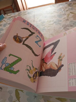"Enciclopedia del punto de cruz. De la A a la Z"