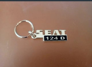 LLAVERO SEAT 124 D DE METAL CROMADO