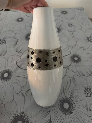 Jarrón de cerámica blanco y plateado