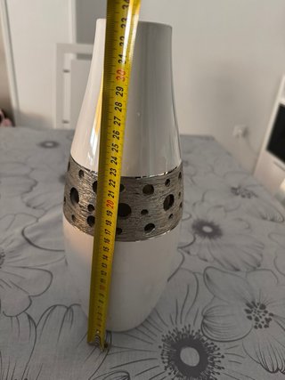 Jarrón de cerámica blanco y plateado
