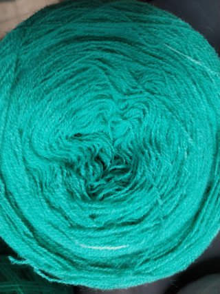 564gr.7 Ovillos de lana verde azulado
