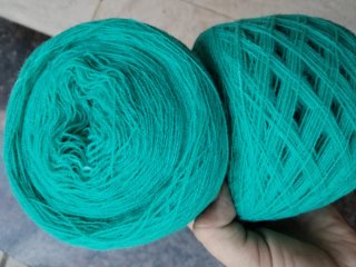 564gr.7 Ovillos de lana verde azulado