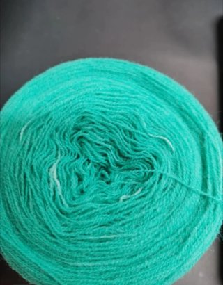 564gr.7 Ovillos de lana verde azulado