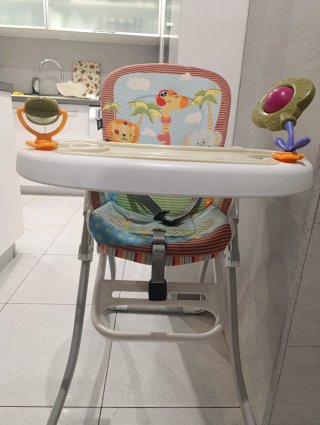 Trona infantil con estampado de animales.