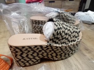 Zapatos cuña JustFab beige y negro
