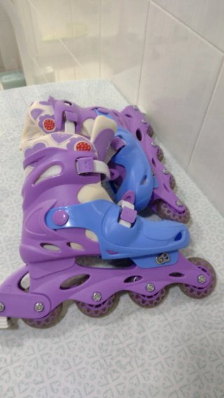Patines en línea morados y azules