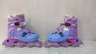 Patines en línea morados y azules