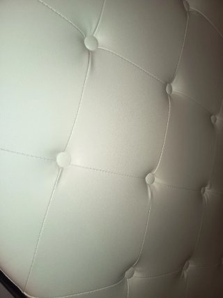 Cabecero de cama blanco y plateado