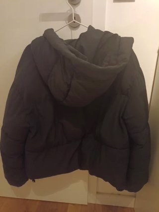 Abrigo acolchado negro con capucha