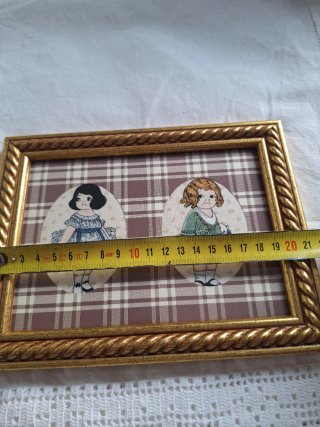 Marco doble ilustración muñecas época