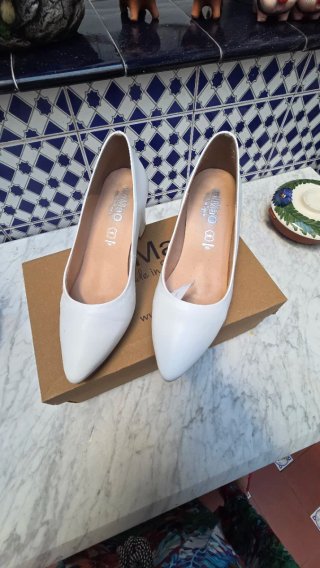 Zapatos salón miMao blancos