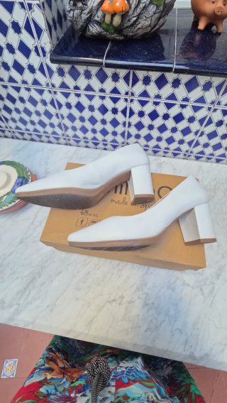 Zapatos salón miMao blancos