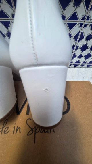Zapatos salón miMao blancos