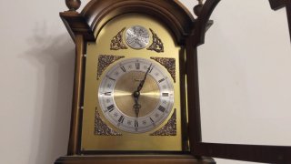 Reloj de pared de madera con péndulo