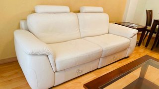 Sofá de piel beige de la marca Natuzzi.
