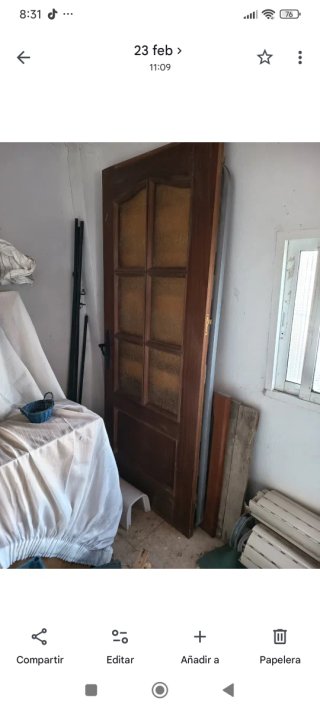 Puerta de madera con cristal