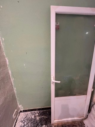 Puerta balconera blanca con cristal