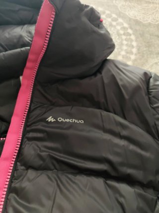 Cazadora plumas Quechua negra cómo nueva