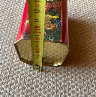 Lata antiga decorada com flores e frutas