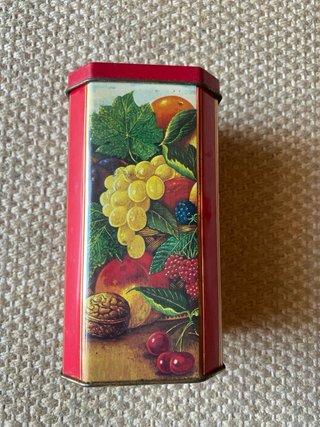 Lata antiga decorada com flores e frutas